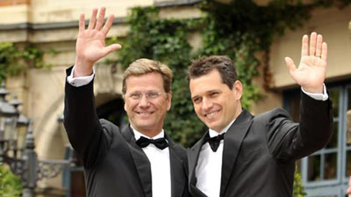 Ngoại trưởng Đức Guido Westerwelle (bên trái) cùng bạn đời Michael Mronz  (bên phải).